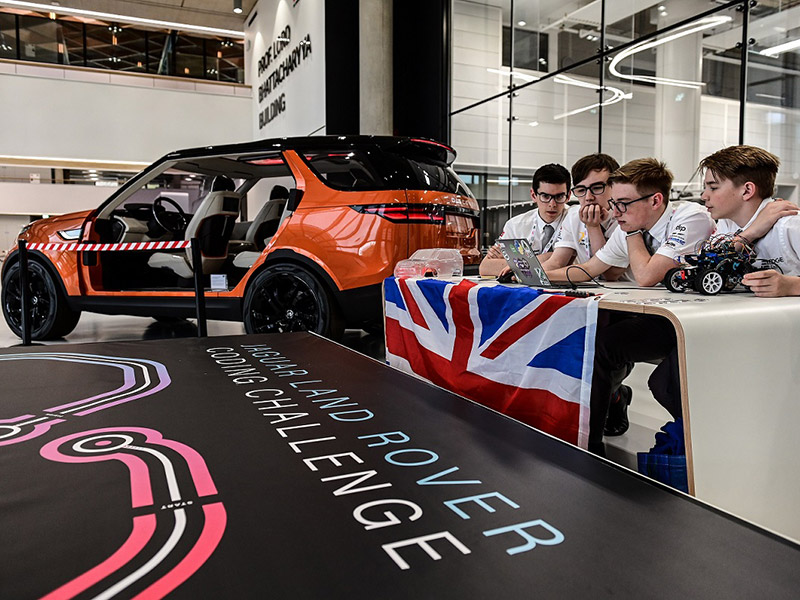 جاكوار لاند روڤر تشجع اليافعين على الترميز من أجل مستقبل القيادة الذاتية